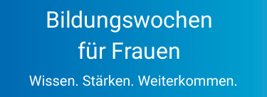 Werbung in blau und weißen Buchstaben, die auf die Bildungswochen hinweisen.  