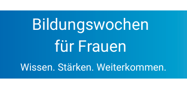 Werbung in blau und weißen Buchstaben, die auf die Bildungswochen hinweisen.