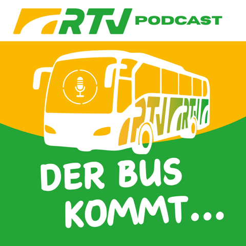 Die Hälfte des Bildes ist unten grün mit weißer Schrift "Der Bus kommt...". Darüber ist eine gelbe Fläche und darin ein weißer, gezeichneter Bus mit der Schrift RTV zweimal hintereinander. In der Windschutzscheibe ist ein Mikrofon, das umkreist ist. Die obere Fläche des Quatrates ist weiß mit dem Logo des RTV und dem Zusatz "Podcast" in grünen Buchstaben.