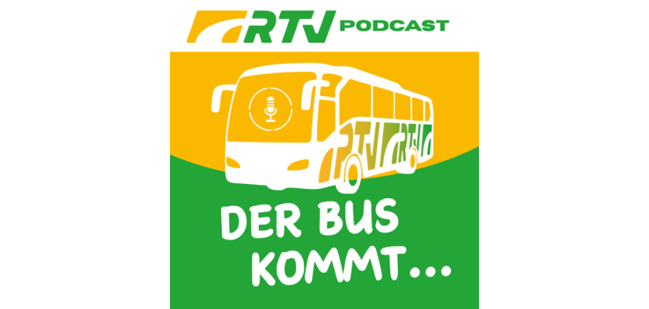 Die Hälfte des Bildes ist unten grün mit weißer Schrift "Der Bus kommt...". Darüber ist eine gelbe Fläche und darin ein weißer, gezeichneter Bus mit der Schrift RTV zweimal hintereinander. In der Windschutzscheibe ist ein Mikrofon, das umkreist ist. Die obere Fläche des Quatrates ist weiß mit dem Logo des RTV und dem Zusatz "Podcast" in grünen Buchstaben.