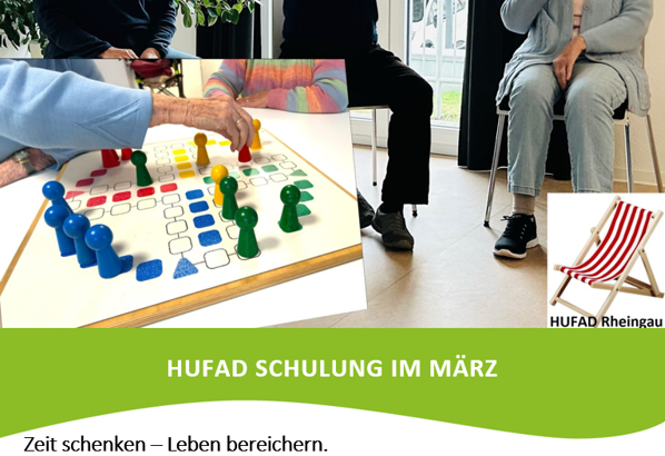 Auf dem HIntergrundbild sieht man den Unterkörper dreier Personen, die auf Stühlen sitzen. Davor unten links ist ein weiteres Bild, auf dem man die Arme von zwei Frauen sieht, die vor einem Mensch-ärger-dich-nicht-Brett sitzen. Auf dem Brett stehen gelbe, rote, grüne und blaue Spielfiguren. Rechts unten auf einem weiteren Bild steht ein Liegestuhl aus Holz mit einem rot-weiß gestreiften Stoff.Unter den Bidern ist eine grüne Welle mit Text und weitere Informationen in schwarz auf weißem Untergrund. 