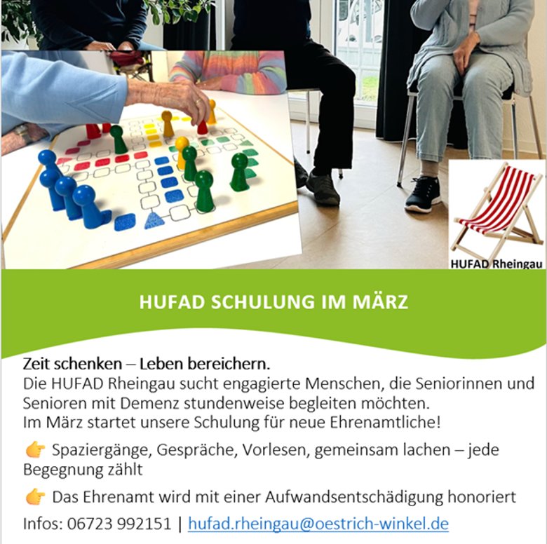 Auf dem HIntergrundbild sieht man den Unterkörper dreier Personen, die auf Stühlen sitzen. Davor unten links ist ein weiteres Bild, auf dem man die Arme von zwei Frauen sieht, die vor einem Mensch-ärger-dich-nicht-Brett sitzen. Auf dem Brett stehen gelbe, rote, grüne und blaue Spielfiguren. Rechts unten auf einem weiteren Bild steht ein Liegestuhl aus Holz mit einem rot-weiß gestreiften Stoff.Unter den Bidern ist eine grüne Welle mit Text und weitere Informationen in schwarz auf weißem Untergrund.