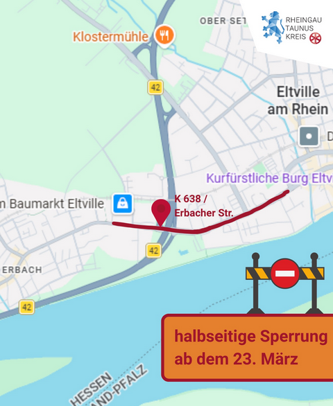 Gezeichnete Straßenkarte mit dem Rhein und Bächen in blau, Wiesen in grün und Orte in hellgrau und Straßen in dunkelgrau. Eine Straße ist rot markiert. Unten rechts ist eine Straßensperre gezeichnet mit einem Einbahnstraßenschild und einem orangenem Rechteck. 