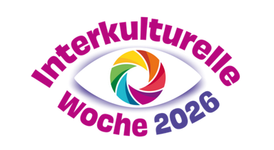 In einer ovalen weißen Fläche ist ein Kreis, in dem spiralförmig verschiedene Farmen sind. Außen steht beerfarbig "Interkulturelle" oben und "Woche" unten und daneben in blau "2026".