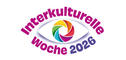 In einer ovalen weißen Fläche ist ein Kreis, in dem spiralförmig verschiedene Farmen sind. Außen steht beerfarbig "Interkulturelle" oben und "Woche" unten und daneben in blau "2026".