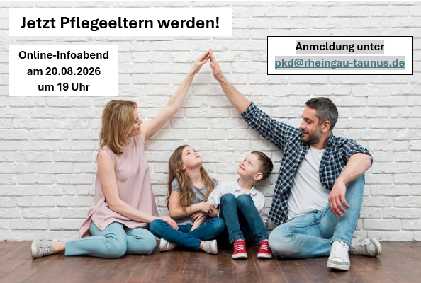 Vor einer weißen gemauerten Wand, auf einem braunen Holzboden, sitzt eine Familie. Links die Mutter, daneben ein Mädchen, danaben ein Junge und dann der Vater. Die Mutter und der Vater geben sich die Hand und formen sie zu einem Dach. Die Kinder schauen nach oben zu der Spitze, die Eltern schauen zu den Kindern.
