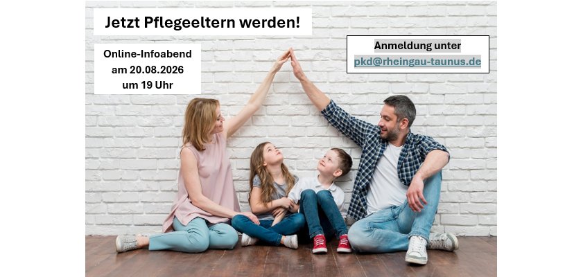 Vor einer weißen gemauerten Wand, auf einem braunen Holzboden, sitzt eine Familie. Links die Mutter, daneben ein Mädchen, danaben ein Junge und dann der Vater. Die Mutter und der Vater geben sich die Hand und formen sie zu einem Dach. Die Kinder schauen nach oben zu der Spitze, die Eltern schauen zu den Kindern.