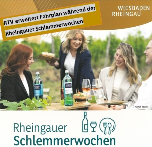 Plakatwerbung für Rheingauer Schlemmerwochen- Drei Frauen im Blazer sitzen an einem Tisch in den Weinbergen und eine Frau im Blazer reicht zwei Brettchen mit Essen an. Auf dem Tisch stehen Wasserglasflaschen und drei mit Rose gefüllte Weingläser und ein Wasserglas sowie Blätter eines Weinstocks.