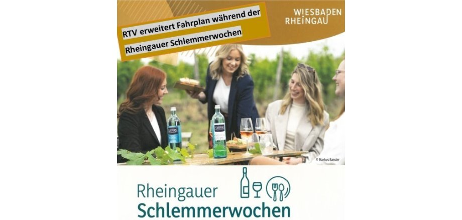 Plakatwerbung für Rheingauer Schlemmerwochen- Drei Frauen im Blazer sitzen an einem Tisch in den Weinbergen und eine Frau im Blazer reicht zwei Brettchen mit Essen an. Auf dem Tisch stehen Wasserglasflaschen und drei mit Rose gefüllte Weingläser und ein Wasserglas sowie Blätter eines Weinstocks.