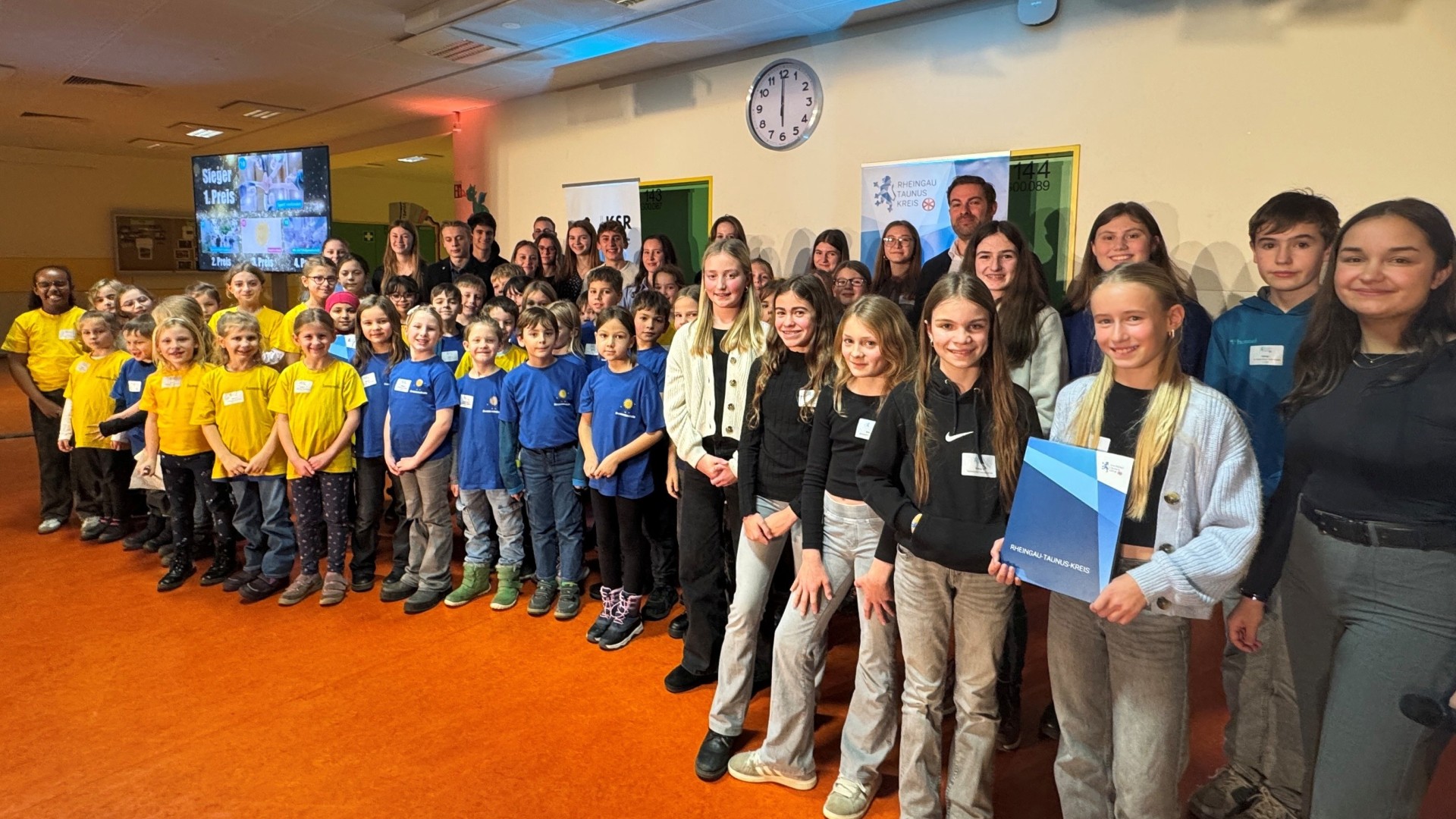 Schülerinnen und Schüler im Hintergrund Leinwand 