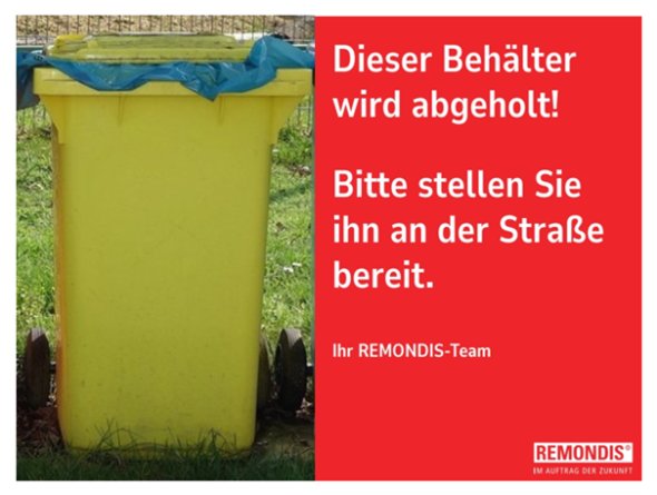 Auf einer Wiese steht eine gelbe Tonne mit einem blaue Müllsäcke in sich. Daneben ist auf rotem Untergrund ein Hinweis in Buchstaben geschrieben.