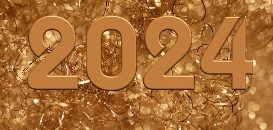 goldene Zahl 2024 auf goldenen Luftschlangen