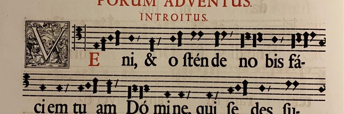 Eine Seite des alten Gesangsbuches der Kiedricher Chorbuben mit Noten in Hufnagelnotation und Texten in Latein in schwarz und rot gezeichnet.