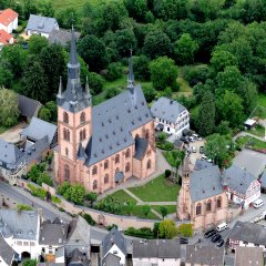 Luftbild auf die Basilika minor St. Valentinus und Dionysius Kiedrich und den drumrum liegenden Häusern und Bäumen.