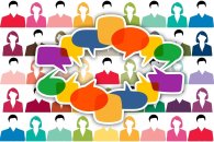 Fünf Reihen mit jeweils neun Personen, abwechselnd Mann und Frau ohne Gesichertn. Alle Männer haben braune kurze Haare, der gleiche Schnitt und tragen einfarbige Hemden. Alle Frauen haben auch den gleichen Haarschnitt. Die Haarfarbe ist die gleiche, wie die Farbe ihres Blazers. In der Mitte sind in einem Kreis Sprechblasen in Farbe und einem weißem Rand. 