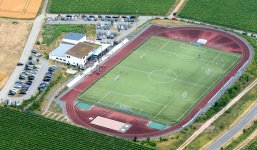 Winfried-Steinmacher-Sportanlage Luftbild der Winfried-Steinmacher-Sportanlage mit Fussballfeld, Laufbahn, Vereinsheim, Parkplätzen und Weinbergen